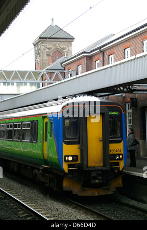 Zentrale Züge 156404, Nuneaton Bahnhof, Warwickshire, England Stockfoto