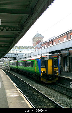 Zentrale Züge 156404, Nuneaton Bahnhof, Warwickshire, England Stockfoto