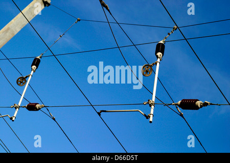 25KV Wechselstrom elektrifizierte Eisenbahn Freileitung Ausrüstung Gantries Ostküste Hauptlinie Peterborough Cambridgeshire Stockfoto