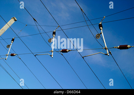 25KV Wechselstrom elektrifizierte Eisenbahn Freileitung Ausrüstung Gantries Ostküste Hauptlinie Peterborough Cambridgeshire Stockfoto