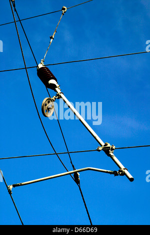 25KV Wechselstrom elektrifizierte Eisenbahn Freileitung Ausrüstung Gantries Ostküste Hauptlinie Peterborough Cambridgeshire Stockfoto