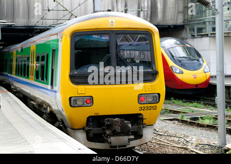 Centro trainiert Einheit Klasse 323 verlassen Birmingham New Street Station, West Midlands, England Stockfoto