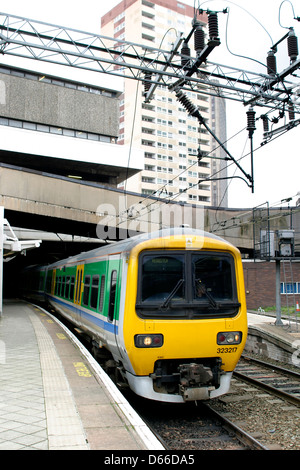 Centro trainiert Einheit Klasse 323 verlassen Birmingham New Street Station, West Midlands, England Stockfoto