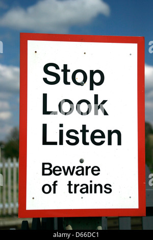 Sehen hören Eisenbahn Warnschild an unbemannten Schranke überqueren Whittlesey Station Cambridgeshire England zu stoppen Stockfoto