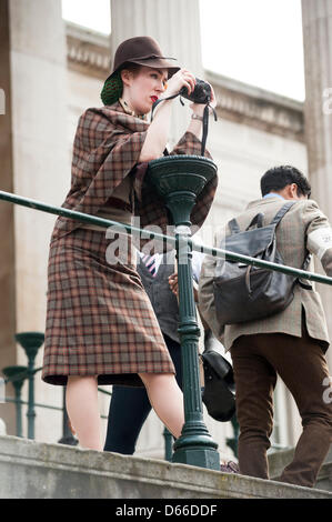 Der Tweed Run auf 13.04.2013 ausgehend vom University College London, Gower Street, London. Dies ist der 5. Geburtstag des Tweed Run (seit 2009) ist eine Fahrradtour durch London mit Teilnehmern, die vor allem im klassischen Stil gekleidet. Es gibt Preise am Ende des Tages die 'Am meisten Dapper Chap' und 'Am meisten schneidigen Dame' enthalten. Bild von Julie Edwards Stockfoto