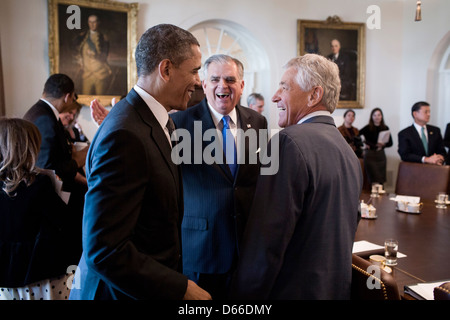 US Präsident Barack Obama begrüßt Transport Sekretär Ray LaHood und Verteidigungsminister Chuck Hagel vor einer Kabinettssitzung im Cabinet Room des weißen Hauses 4. März 2013 in Washington, DC. Stockfoto