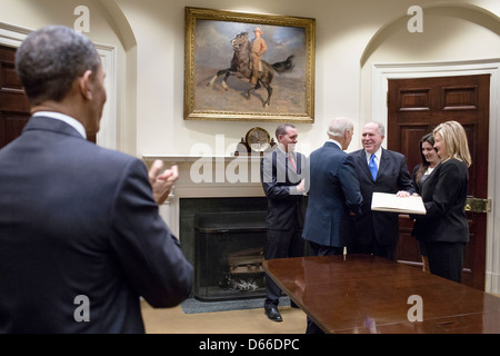 US-Präsident Barack Obama begrüßt als Vize-Präsident Joe Biden schüttelt Hände mit CIA-Direktor John Brennan nach seiner Vereidigung im Roosevelt Room des weißen Hauses 8. März 2013 in Washington, DC. Brennan wurde als neuer Direktor der CIA vereidigt. Stockfoto