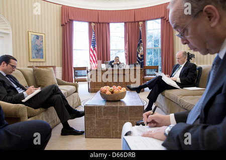 Berater Notizen als US-Präsident Barack Obama einen ausländischen Führer Anruf im Oval Office 14. März 2013 in Washington, DC hat. Sitzend, von links, sind: Evan Medeiros, Direktor für China, Taiwan und Mongolei Angelegenheiten; Staatssicherheit Berater Tom Donilon; und Danny Russel, Senior Director für Asienkunde. Stockfoto