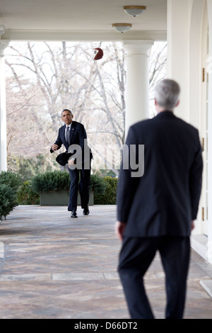 US Präsident Barack Obama wirft einen Fußball mit Stabschef Denis McDonough auf der Kolonnade des weißen Hauses 15. März 2013 in Washington, DC. Stockfoto