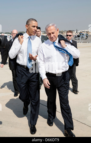 US-Präsident Barack Obama über den Asphalt mit der israelische Ministerpräsident Benjamin Netanyahu am internationalen Flughafen Ben Gurion bei seiner Ankunft 20. März 2013 in Tel Aviv, Israel geht. Stockfoto