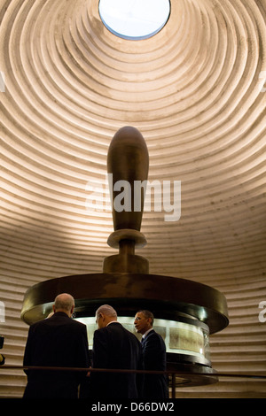 US-Präsident Barack Obama eskortiert von Israels Ministerpräsident Benjamin Netanyahu während der Anzeige der Schriftrollen vom Toten Meer im Israel Museum 21. März 2013 in Jerusalem, Israel. Stockfoto