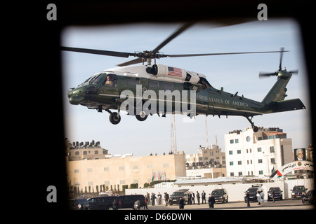 US-Präsident Barack Obama fährt an Bord Marine One von einer Landezone 21. März 2013 in Ramallah, Westjordanland. Stockfoto