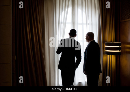 US-Präsident Barack Obama und der israelische Ministerpräsident Benjamin Netanyahu schauen aus dem Fenster vor ihr Mittagessen auf das King David Hotel March 22, 2013 in Jerusalem, Israel. Stockfoto