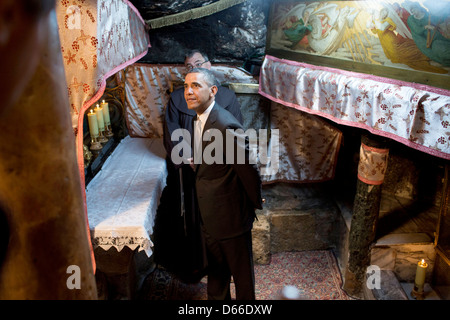 UNS Präsident Barack Obama Touren vermutlich die Krypta der Geburtsort von Jesus während seines Besuchs in der Geburtskirche 22. März 2013 in Bethlehem im Westjordanland enthalten. Stockfoto