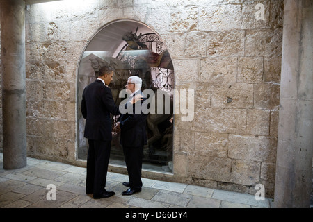 US-Präsident Barack Obama und Präsidenten der palästinensischen Autonomiebehörde, Mahmoud Abbas sprechen im Anschluss an ihren Rundgang durch die Kirche der Geburt 22. März 2013 in Bethlehem im Westjordanland. Stockfoto