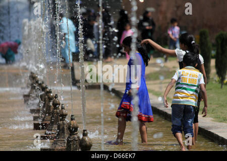 Srinagar, indische Kaschmir. 13. April 2013 - Kashmiri Menschen genießen die Gischt der Brunnen im Nishat Mughal Garten mit Blick auf den berühmten Dal-See in Srinagar. während eines Urlaubs markiert das Fest der Baisakhi. Baisakhi, welcher am 14. April gefeiert wird, markiert den Beginn der Erntezeit in Nordindien. (Kredit-Bild: © Altaf Zargar/ZUMAPRESS.com) Stockfoto