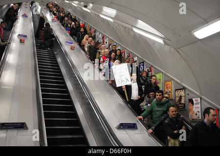 London, UK. 13. April 2013.  UK Uncut Aktivisten auf dem Weg nach draußen London Haus von Herrn Freud, Tierschutz-Minister und ein wichtiger Befürworter der "Schlafzimmer-Steuer" zu protestieren. Bildnachweis: Rob Pinney/Alamy Live-Nachrichten Stockfoto