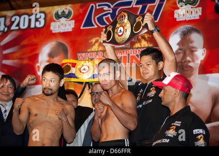 Jakarta, Indonesien, 13. April 2013. Die WBA-Weltmeister im Federgewicht Chris John von Indonesien (R) und sein Herausforderer Satoshi Hosono Japans posieren für Foto während der offiziellen Wiegen in Jakarta.  John verteidigt seinen Titel gegen japanische Boxer Hosono am 14. April 2013 in Jakarta.Credit: Donal Husni/Alamy Live News Stockfoto