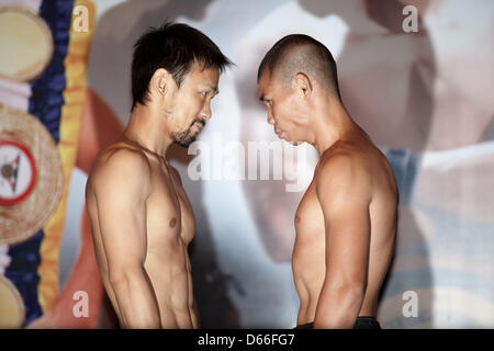 Jakarta, Indonesien, 13. April 2013. Die WBA-Weltmeister im Federgewicht Chris John von Indonesien (R) und sein Herausforderer Satoshi Hosono Japans posieren für Fotografen während der offiziellen Wiegen in Jakarta.  John verteidigt seinen Titel gegen japanische Boxer Hosono am 14. April 2013 in Jakarta.Credit: Donal Husni/Alamy Live News Stockfoto