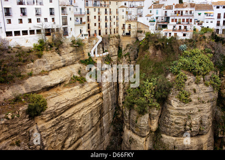 Traditionelle Häuser auf einem hohen Felsen von El Tajo Schlucht in Ronda, Andalusien, Spanien. Stockfoto