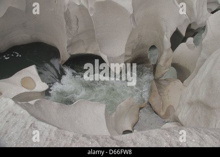 Rock geschnitten, geformt und durch Wasserstrahl am Berg in großen Höhen geglättet Stockfoto