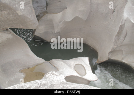 Rock geschnitten, geformt und durch Wasserstrahl am Berg in großen Höhen Chapada Dos Veadeiros geglättet Stockfoto