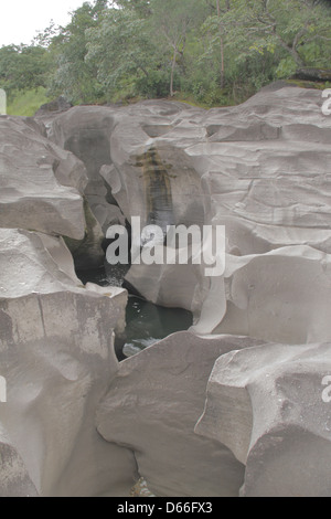 Rock geschnitten, geformt und durch Wasserstrahl am Berg in großen Höhen geglättet Stockfoto