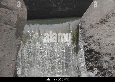 Schmalen Bach und sauberem Wasser fällt im Tal des Mondes, Alto Paraiso, Goias, Brasilien Stockfoto