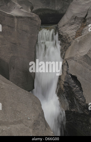 Schmalen Bach und sauberem Wasser fällt im Tal des Mondes, Alto Paraiso Stockfoto