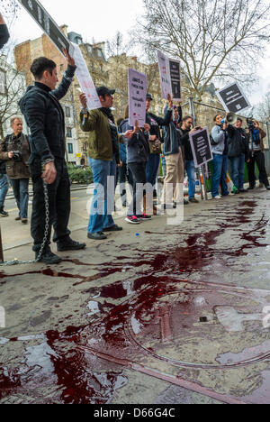 Paris, Frankreich, Menschenmenge protestiert gegen Divers LGBT-Gruppen, Act up-Paris, The STRASS, demonstriert gegen das abolitionistische Feministische Treffen, Prostitutionsrechte, ACT UP AIDS Proteste, Frau in Ketten, Blut Stockfoto