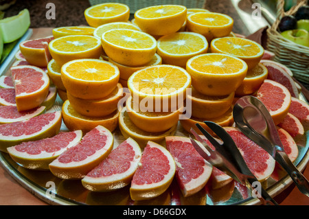 Gemischte Früchte wie Orangen und Grapefruits Stockfoto