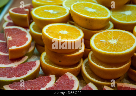 Gemischte Früchte wie Orangen und Grapefruits Stockfoto