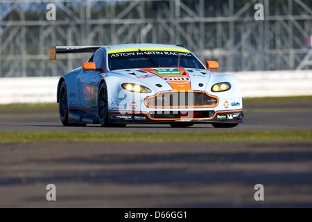 13.04.2013 Silverstone, England. Aston Martin Racing GTE Pro Aston Martin Vantage V8 angetrieben von Darren Turner (GBR), Stefan Mücke (DEU) und Bruno Senna (BRA) in der Qualifikation für die World Endurance Championship von Silverstone. Stockfoto