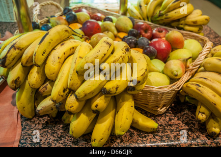 Gemischte Früchte wie Bananen, Birnen, Äpfel Stockfoto