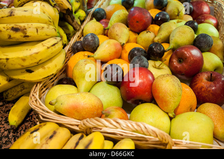 Gemischte Früchte wie Bananen, Birnen, Äpfel Stockfoto