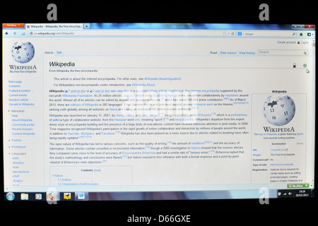Bild von einem Computer-Bildschirm zeigt eine Wikipedia-Informationsseite. Stockfoto