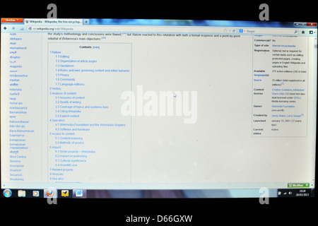 Bild von einem Computer-Bildschirm zeigt eine Wikipedia-Informationsseite. Stockfoto