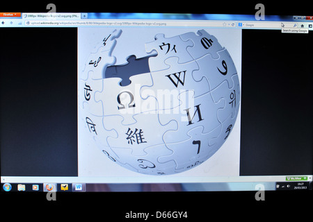 Bild von einem Computer-Bildschirm zeigt das Wikipedia-Globus-Logo. Stockfoto