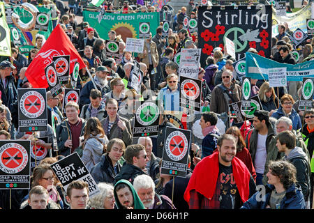 Glasgow, Schottland, Vereinigtes Königreich 13. April 2013. Anti-Atomwaffen- und Anti-Trident zurück März und Demonstration, dass beginnend in George Square, Glasgow, Schottland und paradieren die Innenstadt Runden vor dem Ende in einer Kundgebung am George Square. Etwa 5000 Aktivisten aus ganz Großbritannien und repräsentieren verschiedene anti-nuclear Organisationen besucht. Dies war ein Marsch, Unterstützung für eine Masse Sit-in am Marinestützpunkt auf Montag, 15. April 2013 zu organisieren. Bildnachweis: Findlay/Alamy Live-Nachrichten Stockfoto