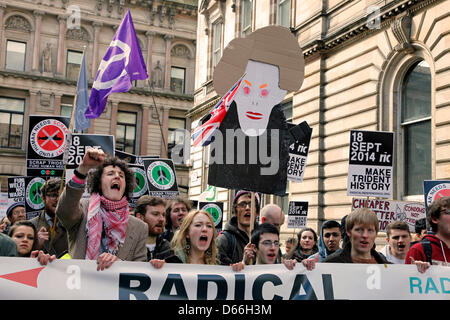 Glasgow, Schottland, Vereinigtes Königreich 13. April 2013. Anti-Atomwaffen- und Anti-Trident zurück März und Demonstration, dass beginnend in George Square, Glasgow, Schottland und paradieren die Innenstadt Runden vor dem Ende in einer Kundgebung am George Square. Etwa 5000 Aktivisten aus ganz Großbritannien und repräsentieren verschiedene anti-nuclear Organisationen besucht. Dies war ein Marsch, Unterstützung für eine Masse Sit-in in Faslane Naval base auf Montag, 15. April 2013 zu organisieren. Bildnachweis: Findlay/Alamy Live-Nachrichten Stockfoto