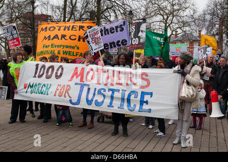 Tottenham, London, England UK 13.04.2013. Die tausend Mutter März Paraden durch Tottenham. Die Demonstration wurde gegen Sozialabbau, einschließlich der Einführung eines Pilotprojekts von Vorteil Kappen im lokalen Stadtteil Haringey genannt.  Organisatoren sagen, dass die Regierung einkommensschwache Mütter und die arbeiten Arm das wichtigste Opfer der Kürzungen gemacht hat. Stockfoto