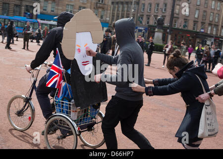 George Square, Glasgow, Schottland, Großbritannien. Samstag, 13. April 2013. "Thatcher ist tot"-Partei, mit dem Versuch, ein Bildnis des britischen konservativen Politiker Baronin Margaret Thatcher, von jungen Leuten, in George Square zu verbrennen. Bildnachweis: Jeremy Sutton-Hibbert /Alamy Live-Nachrichten Stockfoto