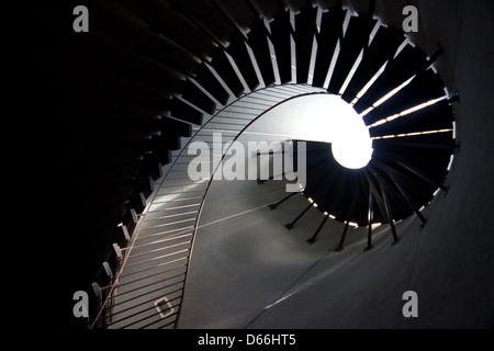 Eine Wendeltreppe nach oben. Stockfoto