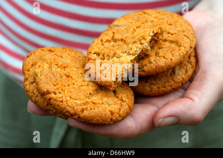 Nahaufnahme von Bio Ingwer-Kekse in Frauenhand Stockfoto