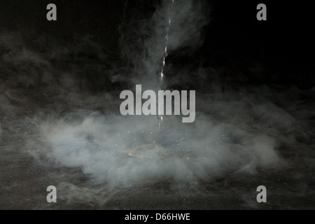 Ein Strom von flüssigem Stickstoff bei - 200degC in einem Uhrglas verursachen Wolken von nebligen Dampf zu bilden, wie es verdampft. Stockfoto