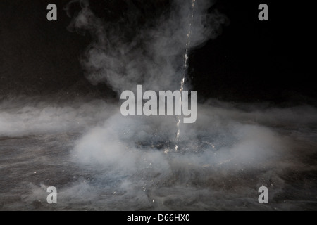 Ein Strom von flüssigem Stickstoff bei - 200degC in einem Uhrglas verursachen Wolken von nebligen Dampf zu bilden, wie es verdampft. Stockfoto