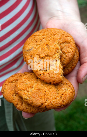 Nahaufnahme von Bio Ingwer-Kekse in Frauenhand Stockfoto