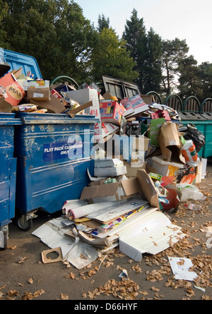 Müll überfüllt an einem lokalen recycling-Standort. Stockfoto