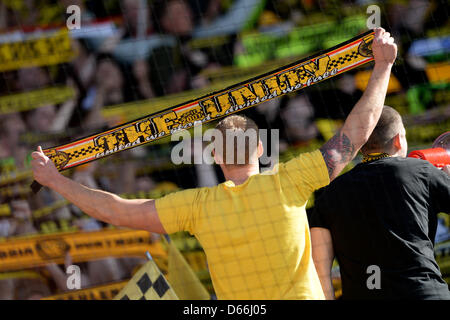 Dortmunder Fans jubeln ihrem Team bei den deutschen Bundesliga-Fußballspiel zwischen SpVgg Greuther Fürth und Borussia Dortmund in der Trolli Arena in Fürth, Deutschland, 13. April 2013. Foto: DAVID EBENER (Achtung: EMBARGO Bedingungen! Die DFL ermöglicht die weitere Nutzung der nur bis zu 15 Bilder (keine Sequntial Bilder oder Video-ähnliche Reihe der Bilder erlaubt) über das Internet und Online-Medien während des Spiels (einschließlich Halbzeit), im Stadion oder vor dem Start des Spiels entnommen. Die DFL erlaubt die uneingeschränkte Übertragung von digitalisierten Aufnahmen während der Partie Nichtraucherwohnungen Stockfoto