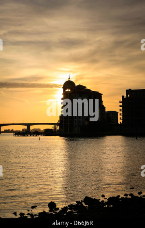 Die untergehende Sonne hinter Golden Gate Punkt in Sarasota Florida Stockfoto